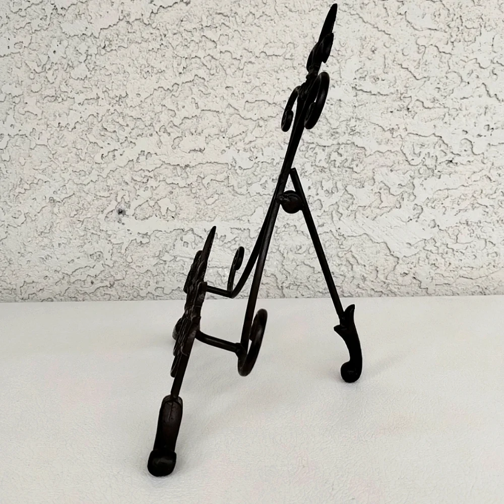 Vintage Cast Iron Fleur-de-Lis Display Easel Stand – Ornate Scroll Design – 11" - Picture 3 of 10